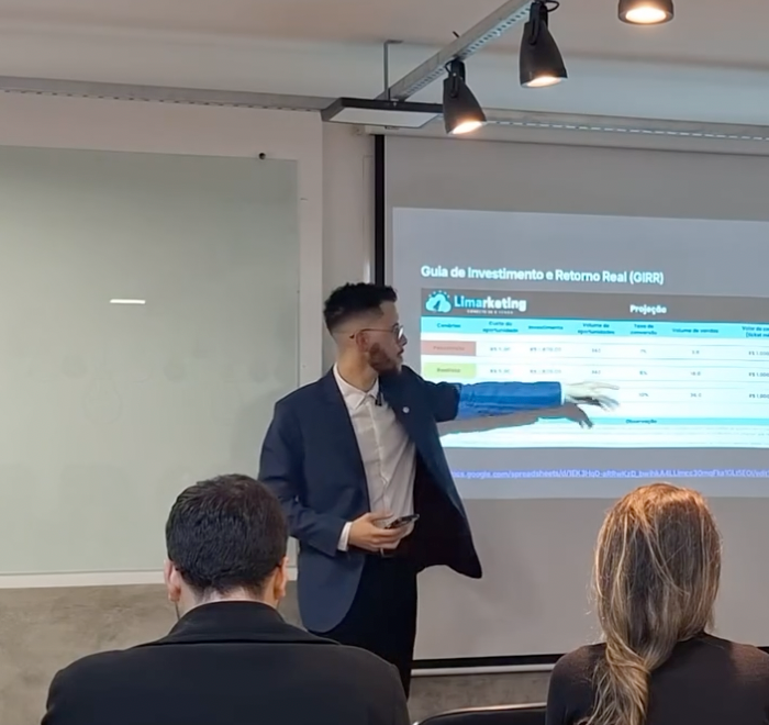 Isaac apresentando conteúdo para um grupo