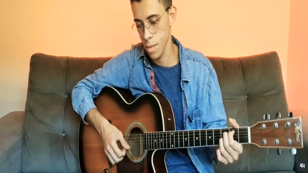 Isaac tocando violão