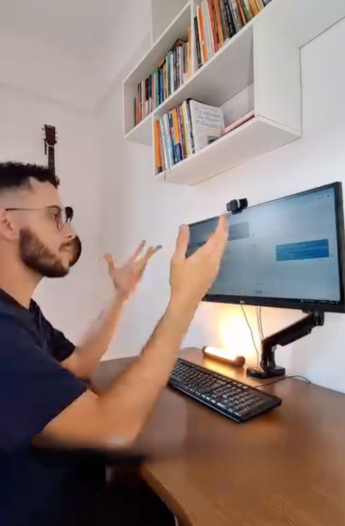 Isaac trabalhando em frente ao computador
